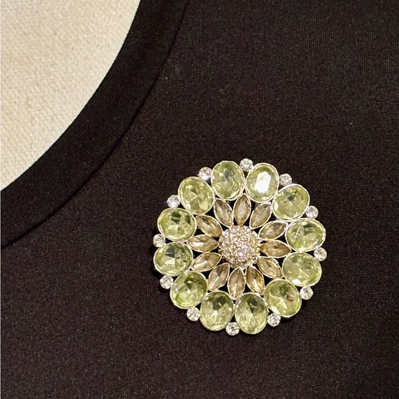 Vintage unsigned beautiful light Green flower Brooch with Rhinestones - Picture 15 of 17